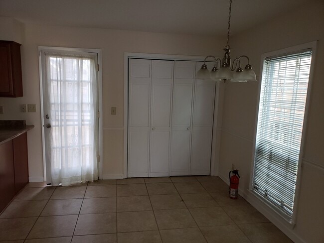 Building Photo - Spacious 2 bedroom, 2.5 bath townhome