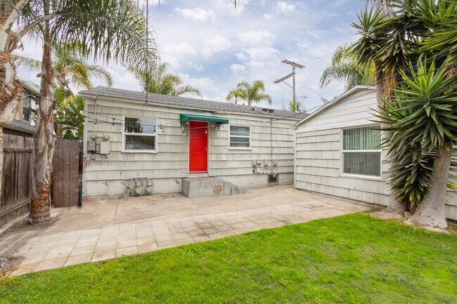 Building Photo - Charming 2 bed /1 Bath Duplex in Pacific Beach 8 Blocks From the Ocean!