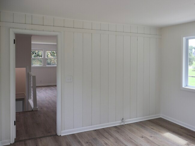 Building Photo - 129 Lake Point Dr