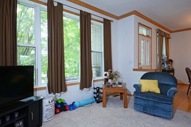 Building Photo - Spacious 4-Bed 3.5-Bath in Blaine - Available 6/10!