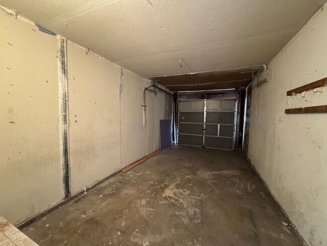 Building Photo - Two Bed, One Bath Triplex with a One Car G...