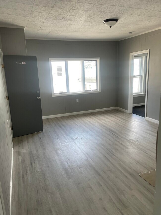 Building Photo - 17 Canonicus St