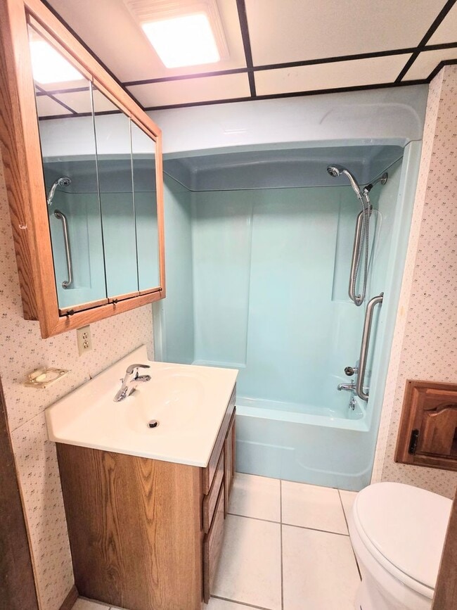 Building Photo - Charming 2-Bedroom Home with Fenced Yard, ...