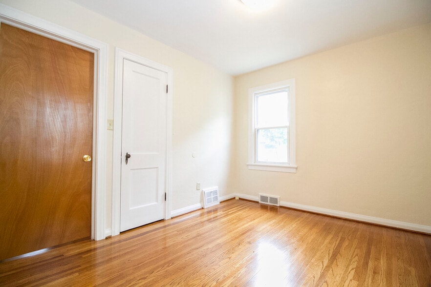 Building Photo - 2016 Balkan Pl