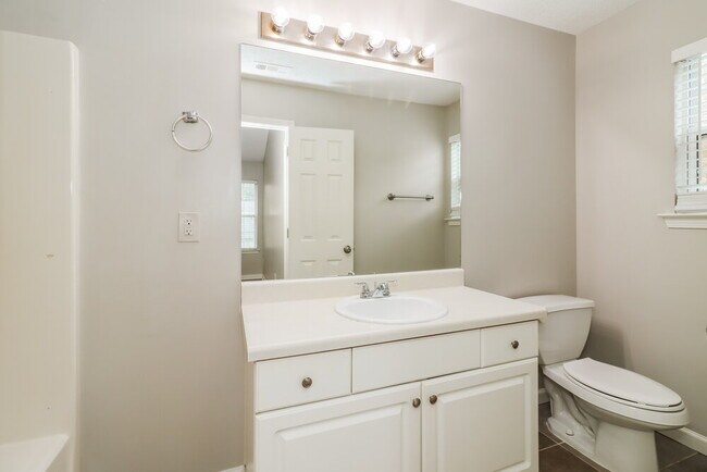 Building Photo - 118 Bainbridge Ct