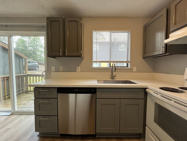 Building Photo - Comfortable 2 Bedroom Retreat with a Beautiful Tree-Lined Setting, Washer/Dryer & Modern Kitchen