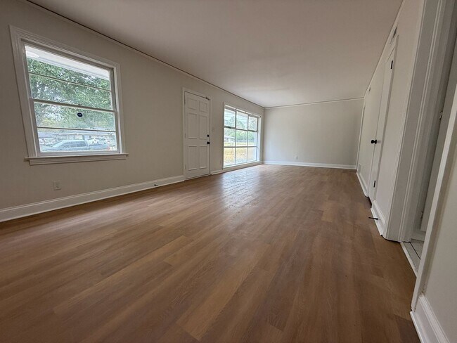 Building Photo - AVAILABLE JUNE 1st- 3 BEDROOM 2 BATHS