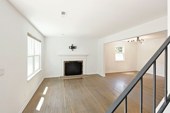 Building Photo - Pet-Friendly Duplex With Fenced Yard – Move-In Ready!