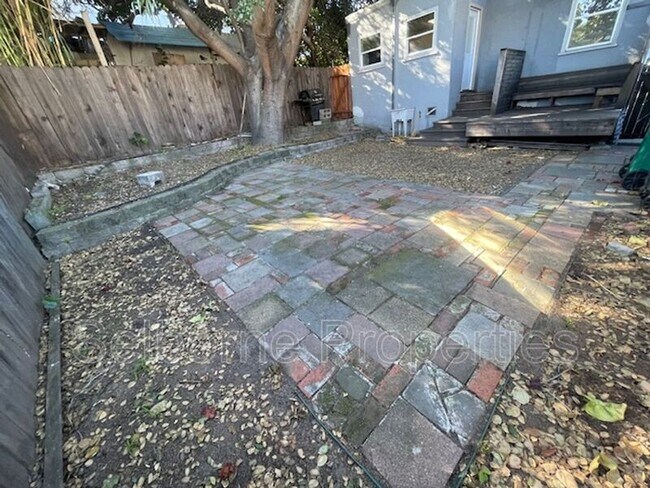 Building Photo - 1424 E 20th St