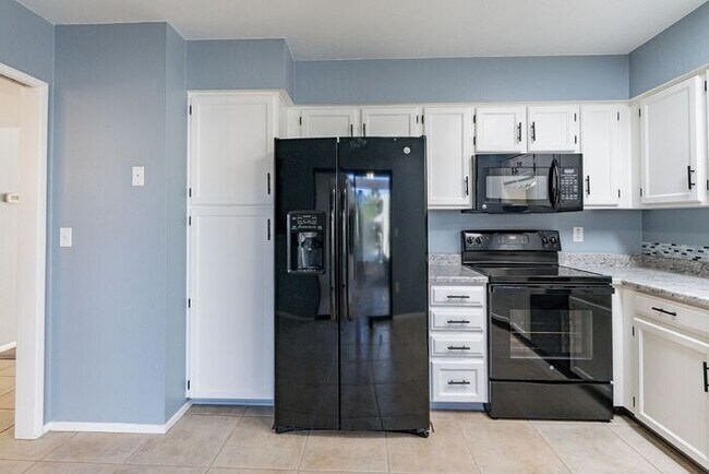 Building Photo - Pending/ Rented - 2-Car Garage & Fenced Yard! 2-Bed, 2-Bath Home in East Tucson