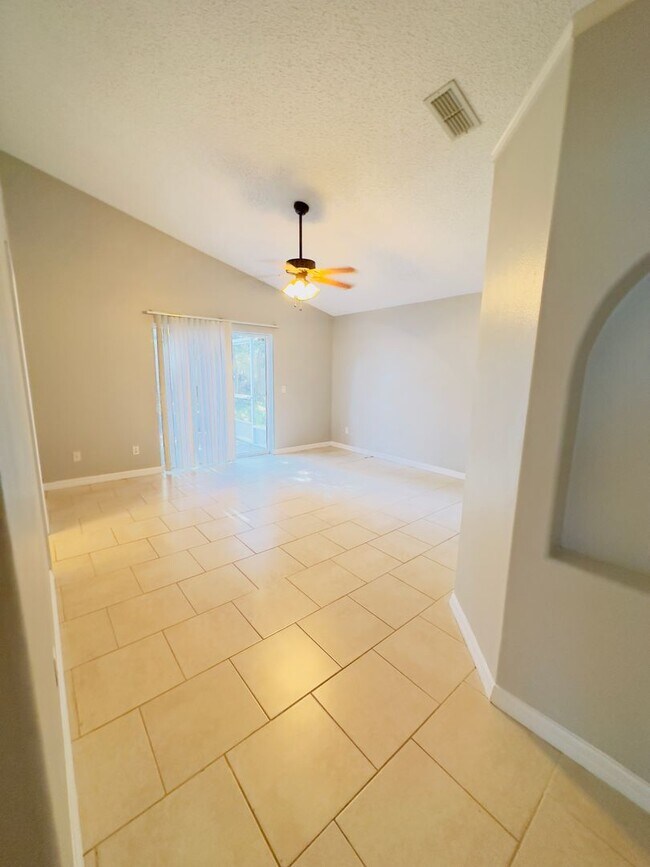 Building Photo - Beautiful 4 bedrooms 2 baths single family...
