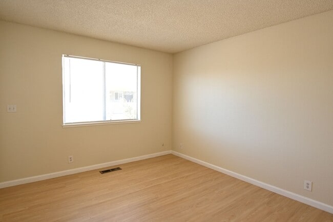 Building Photo - 3850 Meeks Terrace