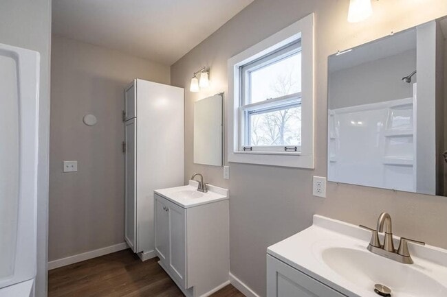 Building Photo - Southside 3BR house w/ garage and quartz countertops!