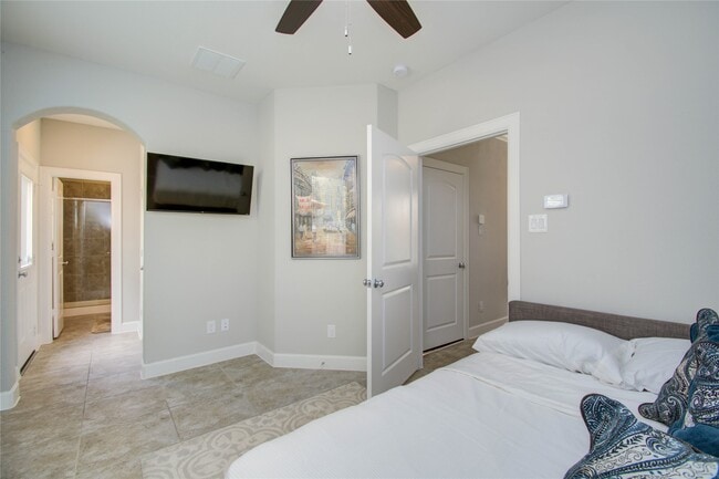 Building Photo - 2015 Royal Landing Dr