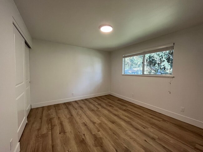 Building Photo - $500 MOVE IN INCENTIVE CONCESSION! Large s...