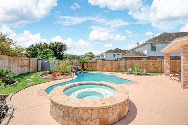 Building Photo - 14411 Chartley Falls Dr