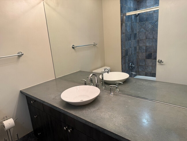 Building Photo - 1735 W Diversey Pkwy