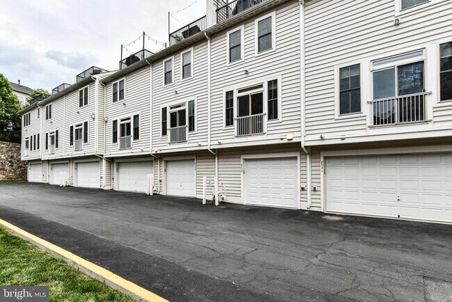 Building Photo - 2505 S Kenmore Ct