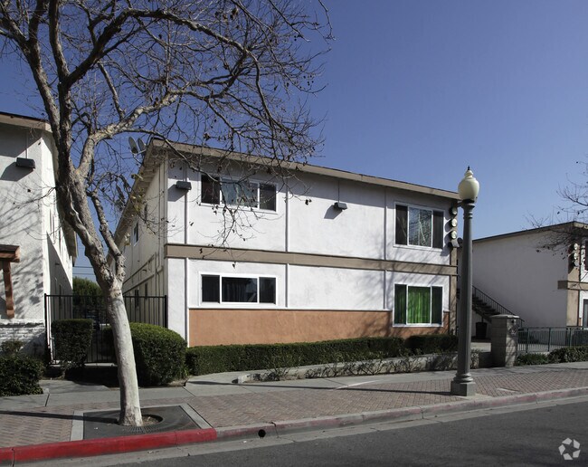 Building Photo - 1105-1109 S Minnie St