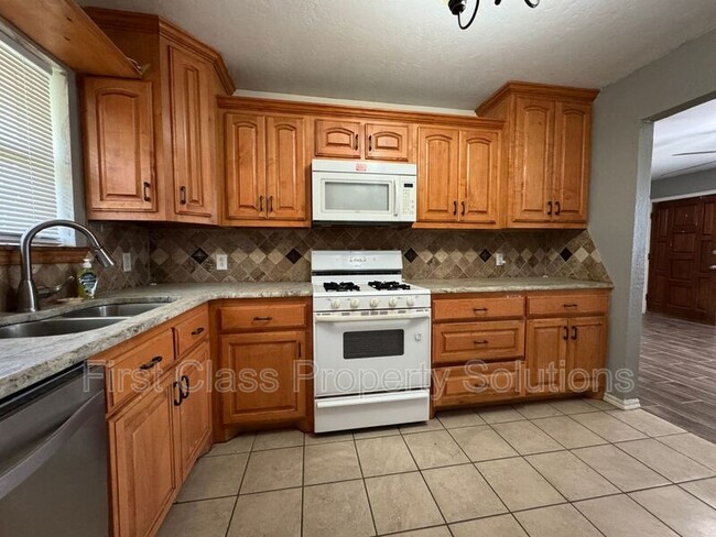 Building Photo - 704 N Gale Ave