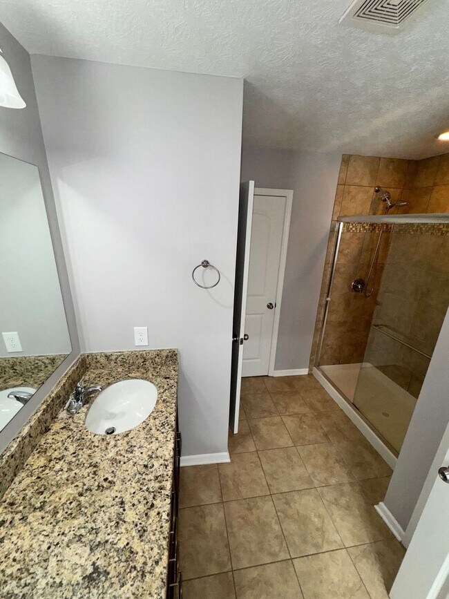 Building Photo - 4-Bedroom House for Rent