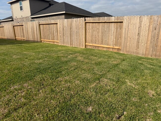 Building Photo - 407 Robin Ct