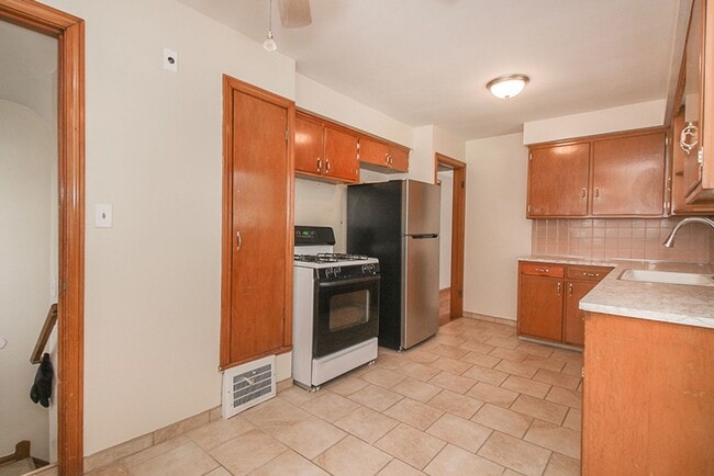 Building Photo - 3 bedroom Spacious Cape Cod!