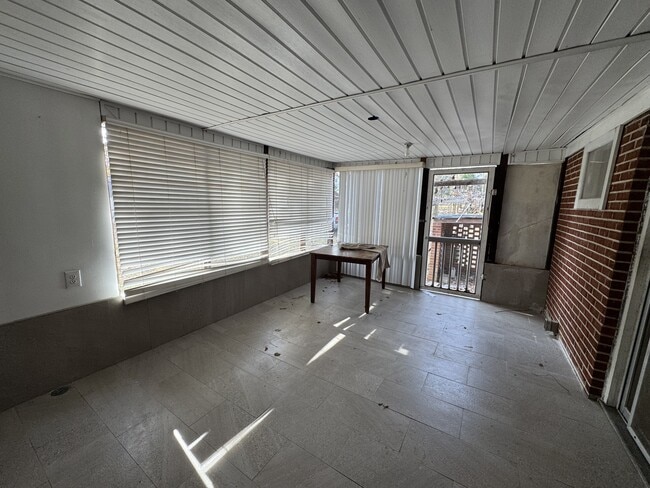 Building Photo - 408 E Simmons Ave