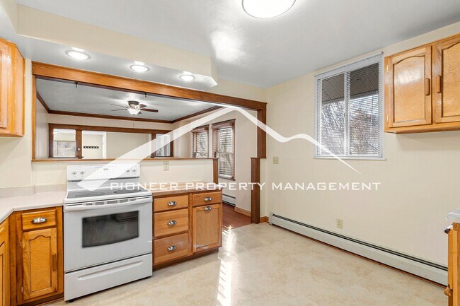 Building Photo - Charming 2 Bedroom Single Family Home