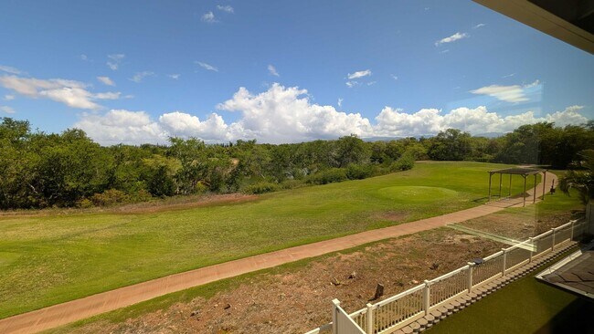 Building Photo - Bright 4-Bedroom Pet-Friendly Golf-Course ...