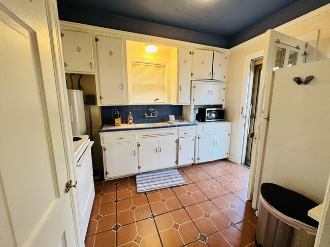 Kitchen - 417 Club Dr