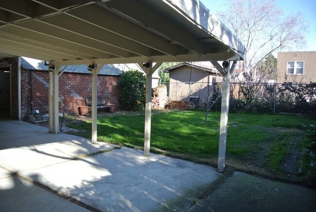 Building Photo - **COMING SOON!!** Spacious 2 Bedroom, 1 Bathroom Home near Convenient Old Town Pittsburg