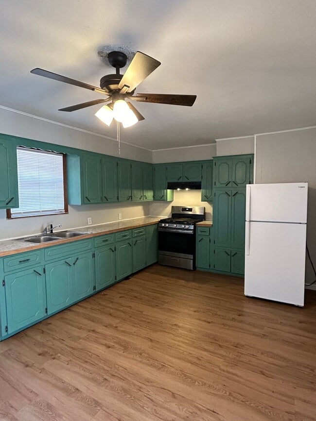 Building Photo - 3 bed/2 bath HOME w/ Garage! NOW LEASING! ...
