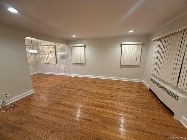 Building Photo - 147 Primrose Dr