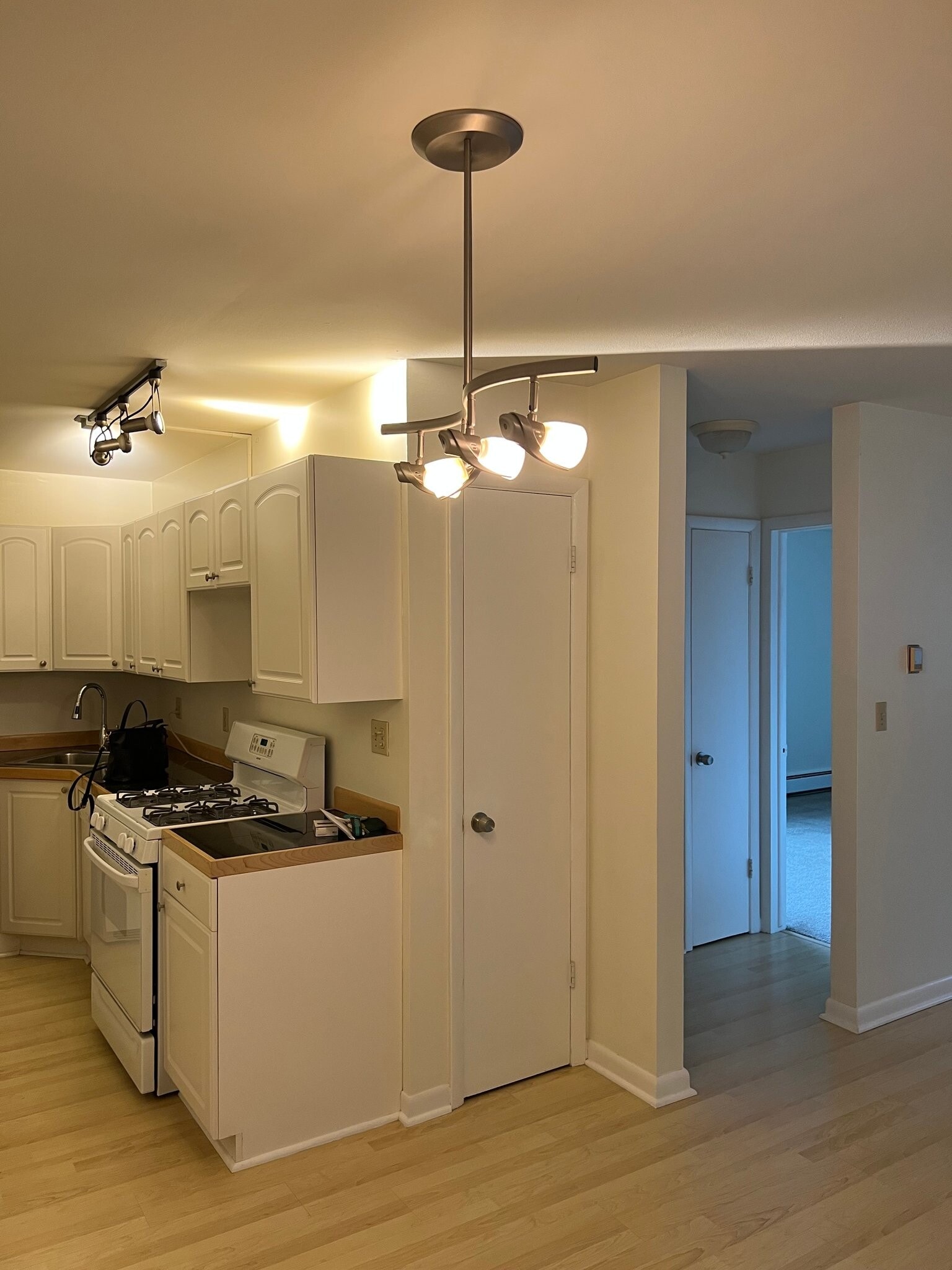 Building Photo - 2025 E Greenwich Ave