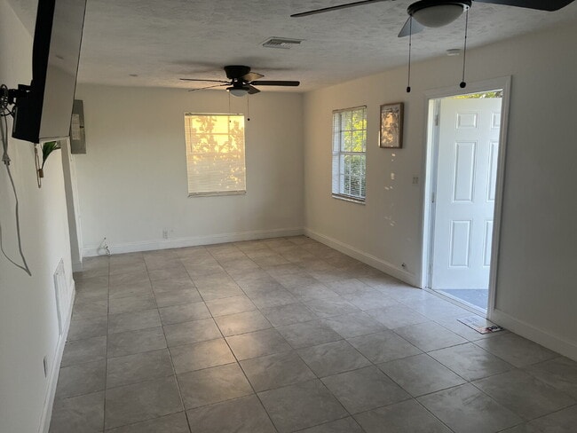 Building Photo - Updated 3/1 Home for Rent Close to Downtown Fort Myers Fun & Dining!