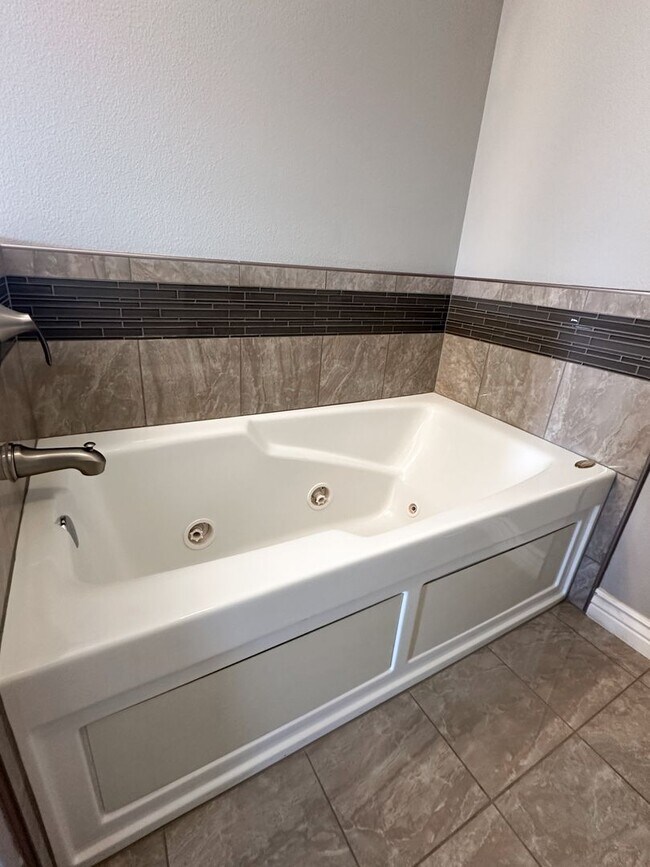 Building Photo - Beautiful Duplex, High End Finishes with L...