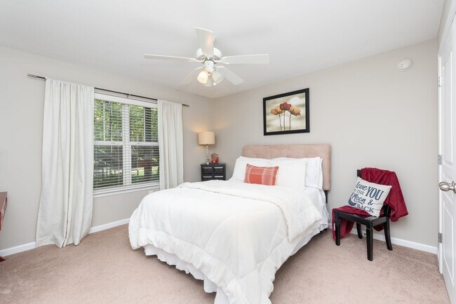 Building Photo - 3 Bedroom Flat, End unit Apartment - Available at Woodlands with $500 deposit. Ask your leasing a...