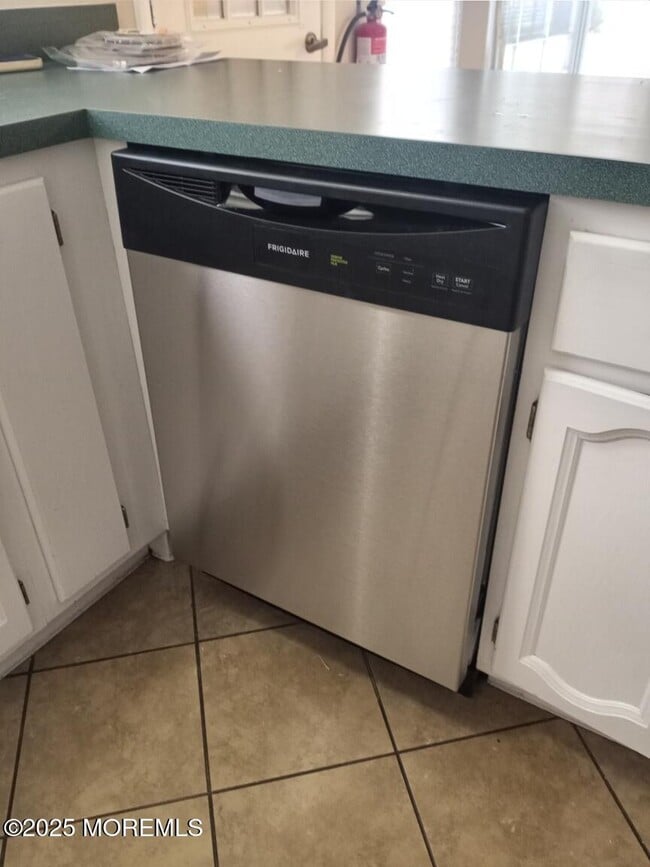 Building Photo - 19 Marlow Ave