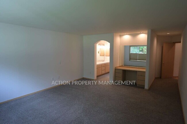 Building Photo - 2 bed + office, 2 bath, 2 car garage condo in Sunland