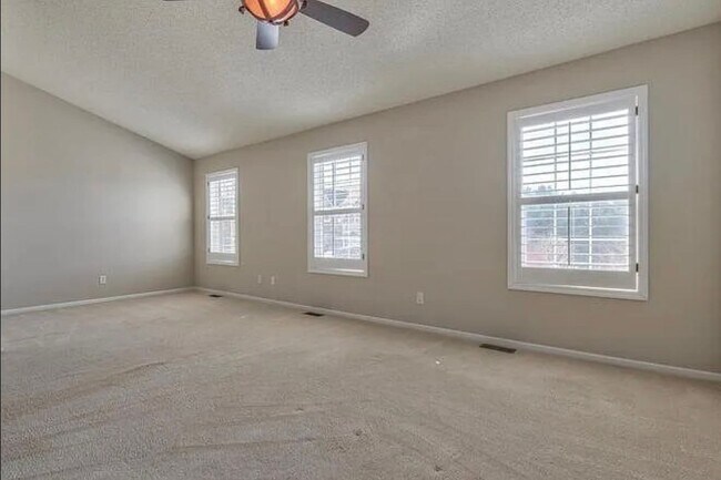 Building Photo - 15624 Lilac Dr