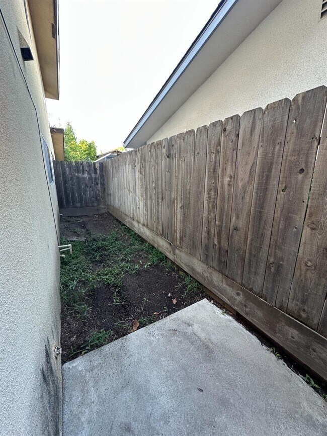 Building Photo - 1069 Cherry Ln