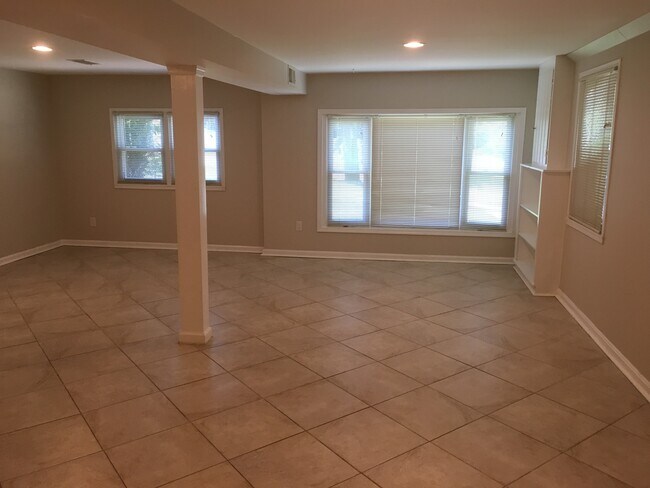 Building Photo - 1115 Westbriar Ct NE