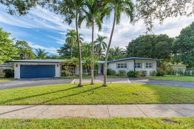 Building Photo - 812 Holly Ln