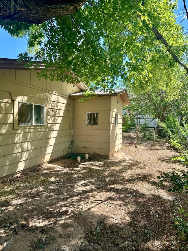 Building Photo - 3 Bedroom Home Ready to Rent
