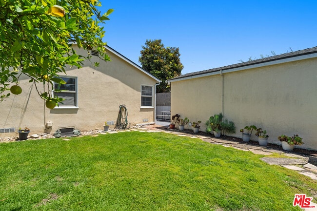 Building Photo - 2421 Cloy Ave