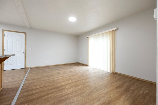 Building Photo - 5Bed/2.5 Bath home available in SE Portland