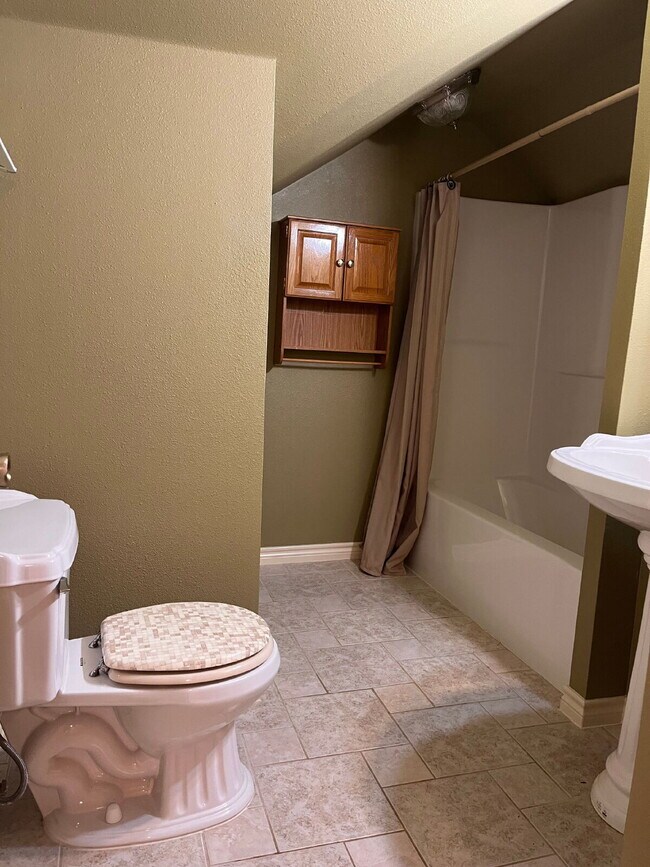 Building Photo - Gated Entry 5 bedroom, 3.5 Bath Home on 16+ Acres in Cleburne - Bring your horses and cattle!