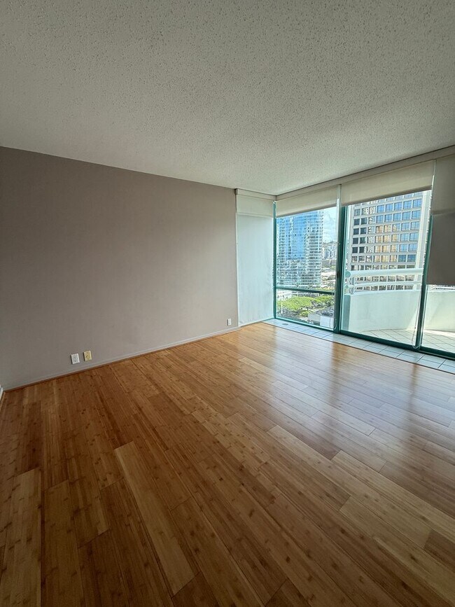 Building Photo - Uraku Tower 17 A Luxury Living!
