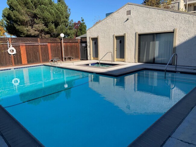 Building Photo - Fully Remodeled 2bedroom near downtown